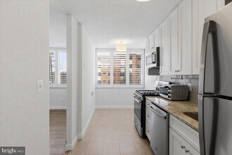 Building Photo - 1301 S Arlington Ridge Rd