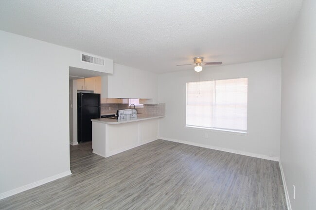 Building Photo - Bright and Fresh 1-Bedroom Apartment with Easy Access to UWF and West Florida Hospital
