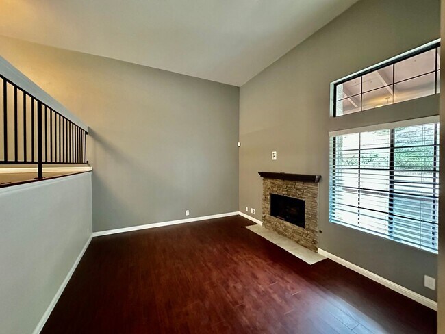 Foto del edificio - Gorgeous 3 Bedroom 3 Bathroom Townhome in Mission Trails!!