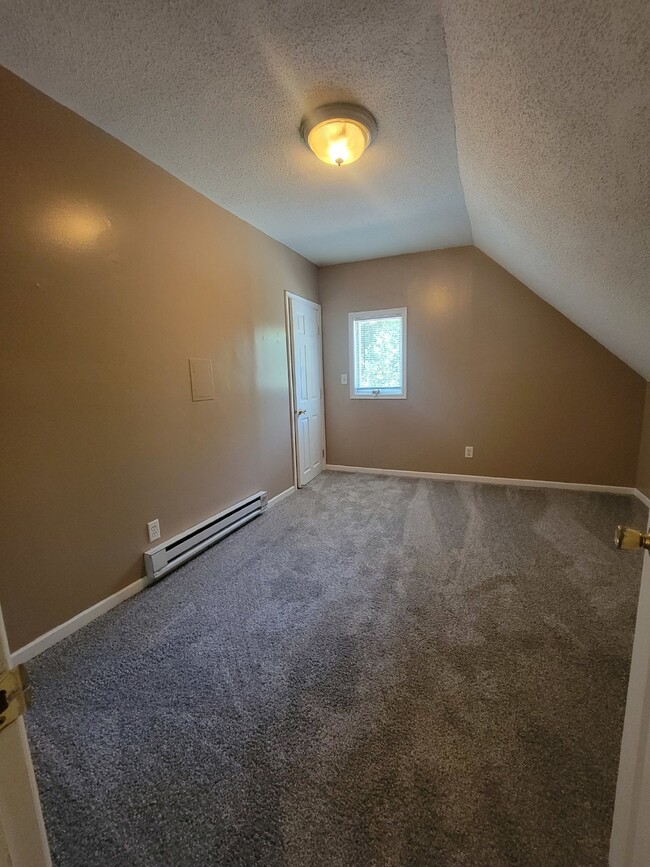 Foto del edificio - New carpet, new paint. 1 bedroom in upper ...