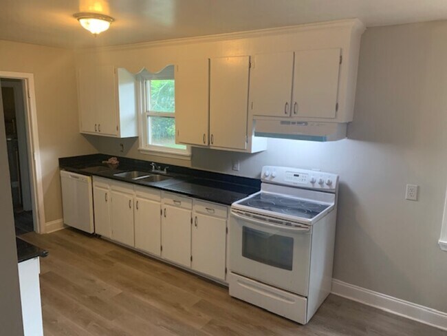 Building Photo - 512 Dogwood
