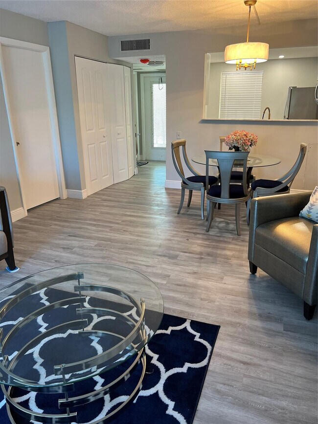 Foto del edificio - 9070 Lime Bay Blvd