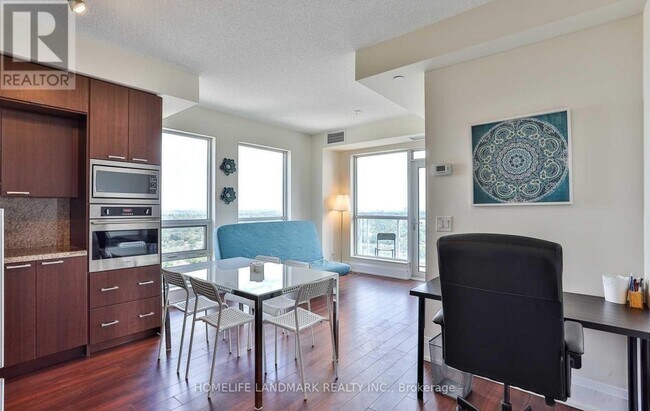 Photo du bâtiment - 120 Harrison Garden Blvd