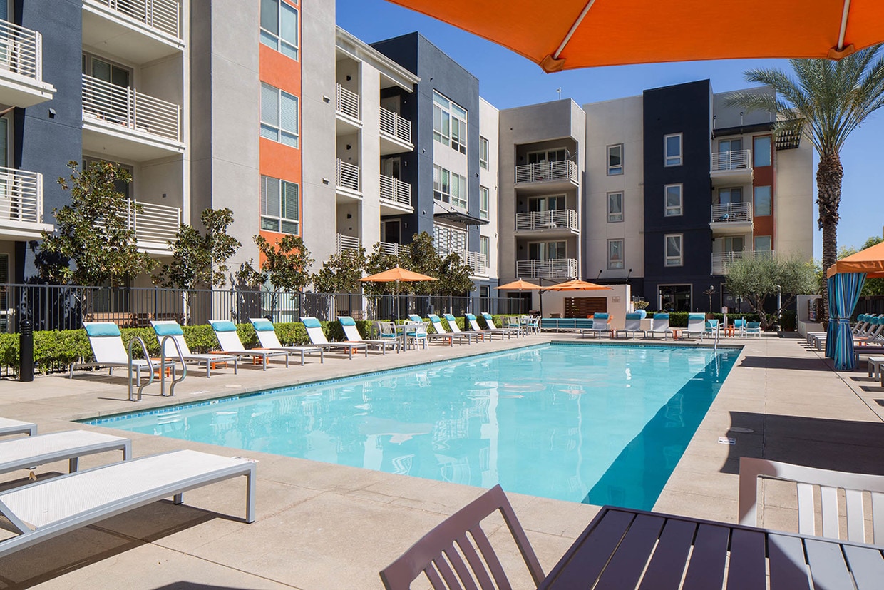 Sofi Warner Center Apartments Woodland Hills, CA