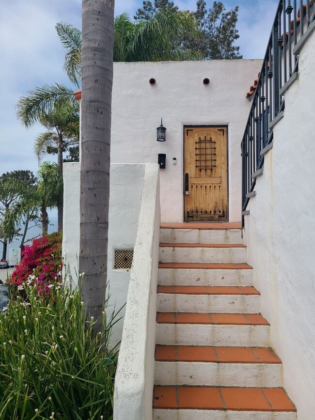 Building Photo - Charming 2 Bed 1 bath "monthly rental" in ...