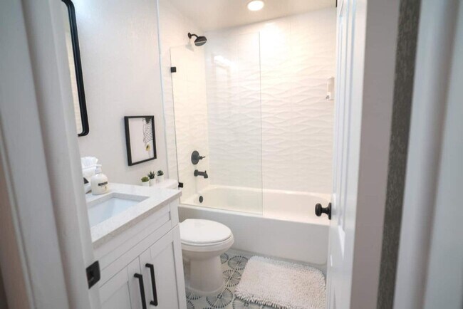 Building Photo - Chic & Stylish  Central location