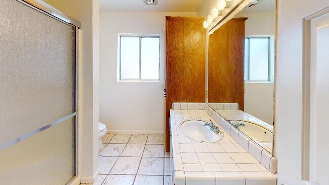 Building Photo - Desirable 3 Bedroom, 2 Bathroom home with ...