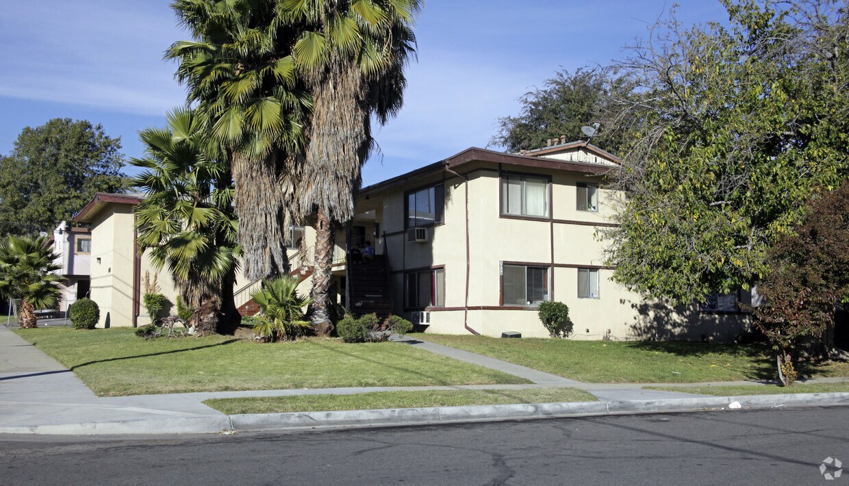 Primary Photo - 1028 W F St