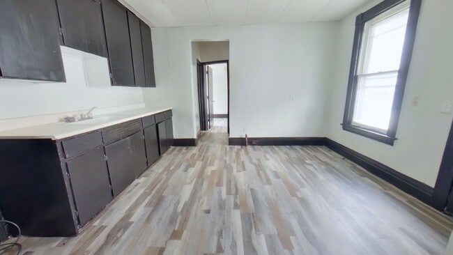 Building Photo - 6-7 Calihan Park