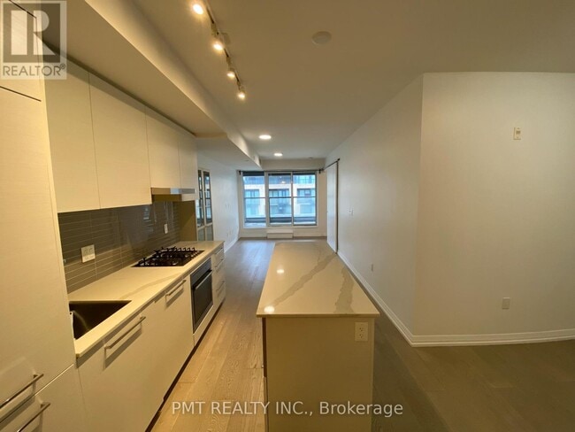 Building Photo - 835 St Clair Ave W