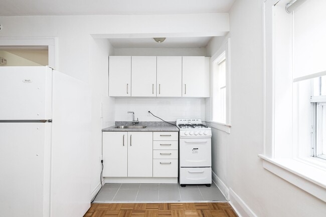 Building Photo - 28 Balmoral Avenue