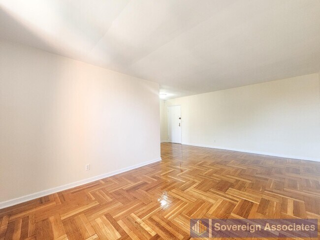 Foto del edificio - 525-527 Riverdale Avenue
