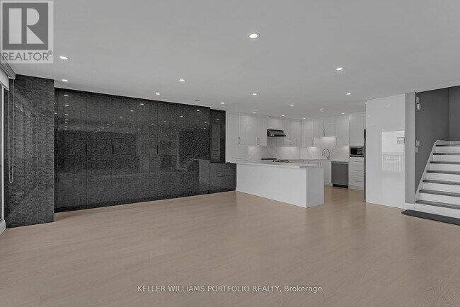 Building Photo - 33-2833 Harbour Square