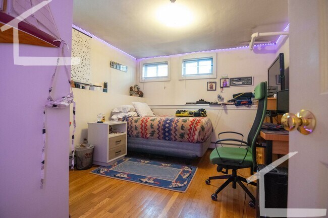 Foto del edificio - No Brokers Fee, heat, Hot Water Included, Garden Level Recently Renovated Unit, Laundry on a Site