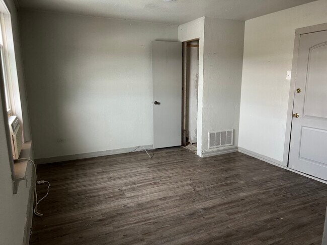 Foto del edificio - 715 W Avenue E