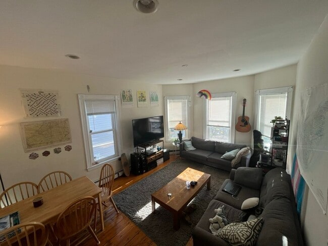 Photo - 4 Bedroom 6 min Walk from the Green Line House