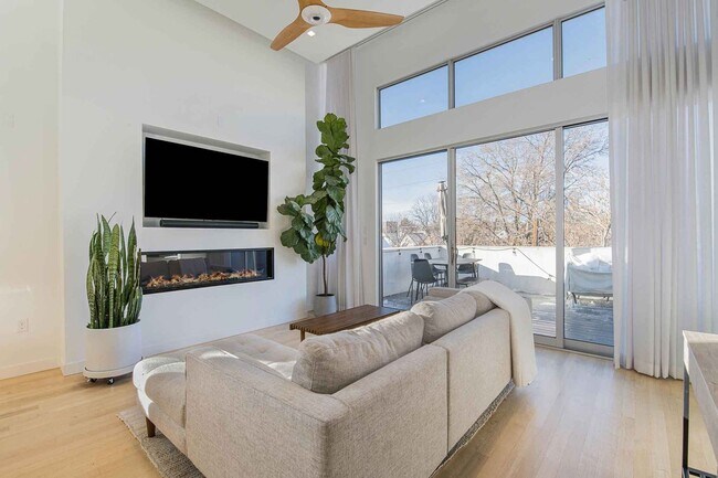 Building Photo - Modern 3 BDR LoHi Townhome