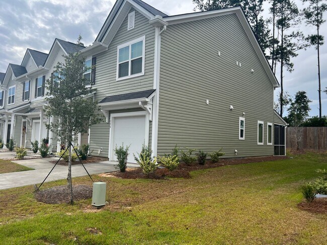 Building Photo - 3 bed, 2.5 bath  End unit townhome in Pooler