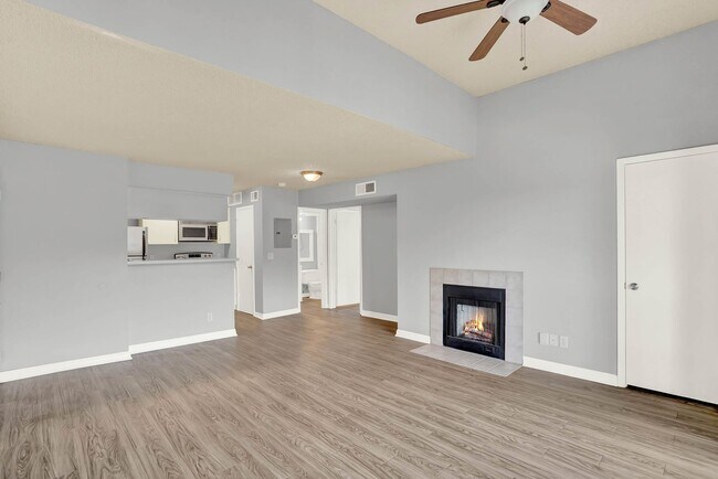Foto del edificio - 1/1 Condo in Gated Lakefront Community of Altamonte Springs!