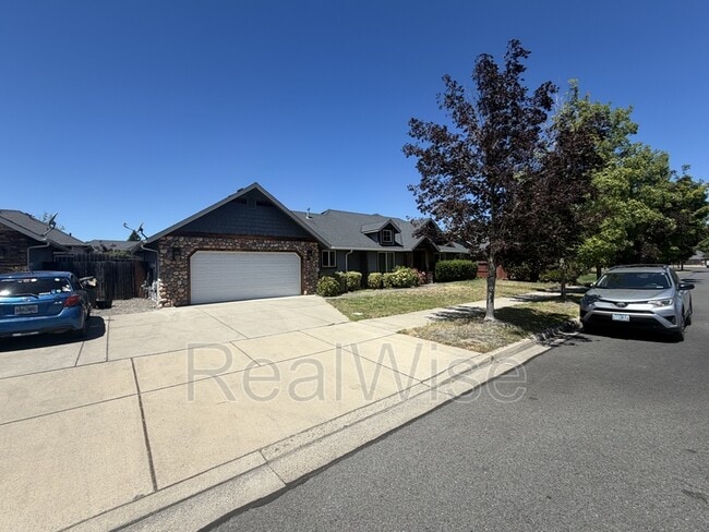 Building Photo - 1388 SW Kellenbeck Ave