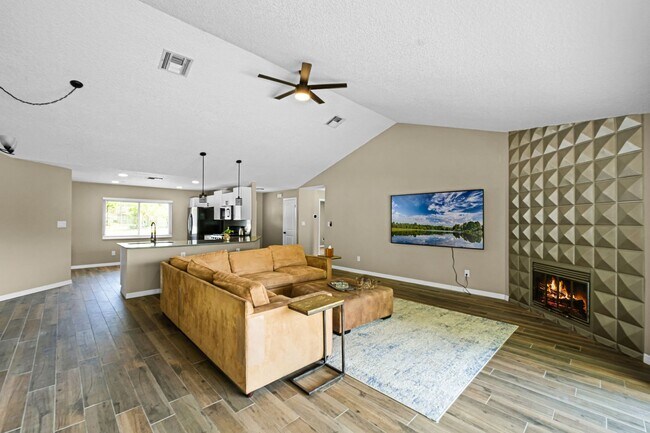 Foto del edificio - Live the Lake Life! Stunning 4BD Home with Water Access in Lake Mary
