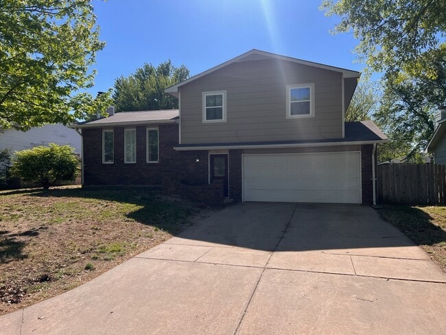 Building Photo - 1817 N Evergreen Ln