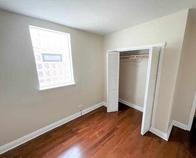 Building Photo - 7910 S East End Ave