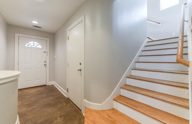Entry Way - 5941 South Loop E
