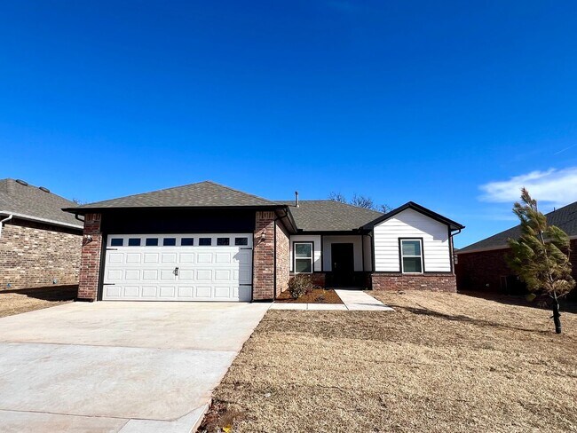 Building Photo - 3 Bedroom 2 Bathroom 2 Car Garage Home in ...