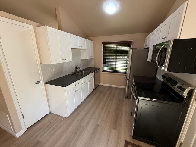 Foto del edificio - Updated Energy Efficient 3-Bedroom Home in...