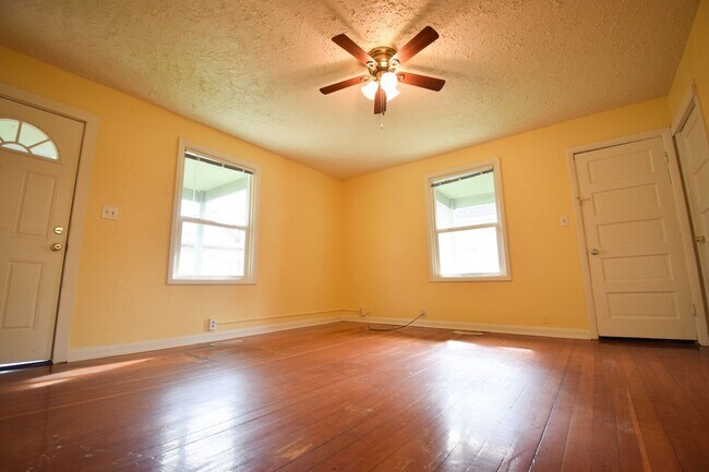 Building Photo - 2BDRM Home Available NOW in Sabin Neighborhood!