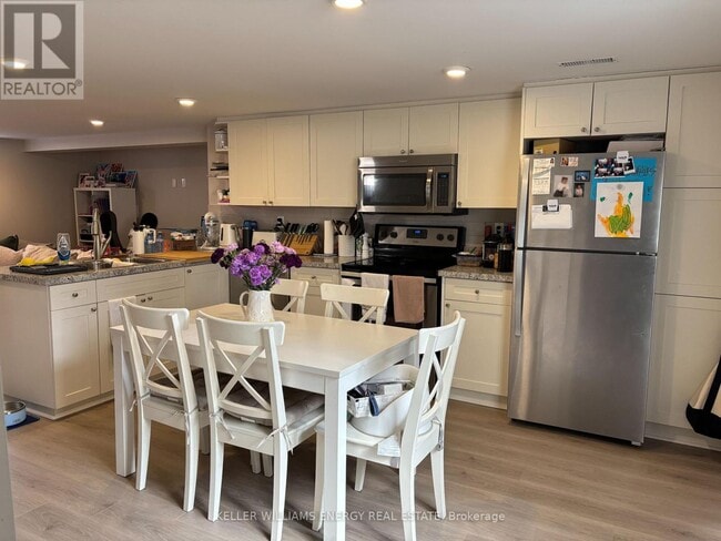 Building Photo - 168 Riverside Dr N