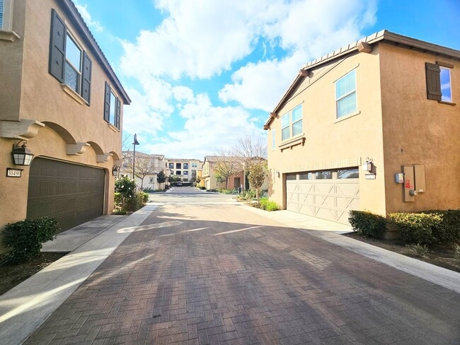Foto del edificio - Beautiful Condo In a Nice Neighborhood 2 car garage