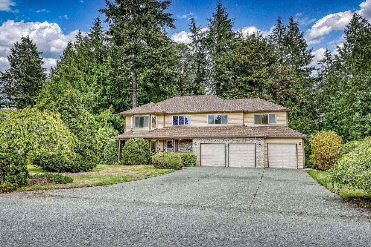 Primary Photo - First Two Months Rent FREE - 3 Level, Spac...