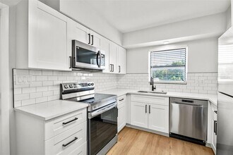 Building Photo - 300 S Nimbus Ave
