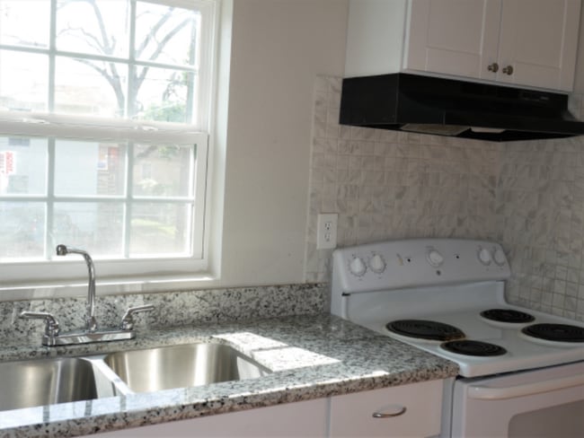 Building Photo - 408 N 67th St