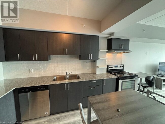 Building Photo - 275 Larch St