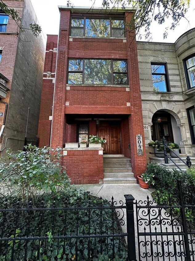 Primary Photo - 2049 W Evergreen Ave
