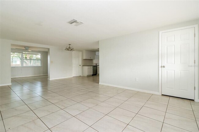 Foto del edificio - 5815 Dahlia Ave