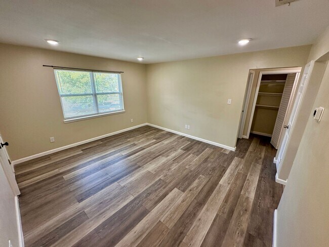 Building Photo - 108 Woodhouse Ln