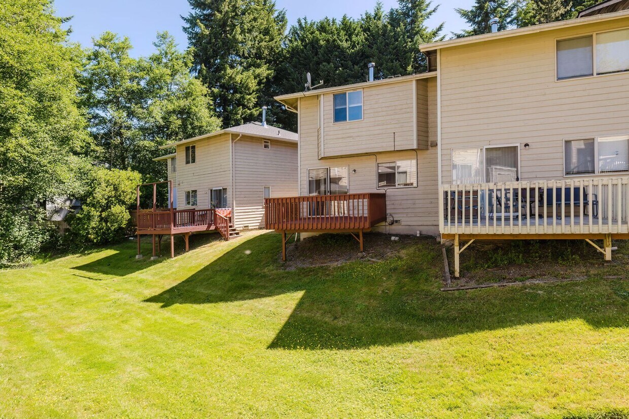 Foto principal - Desireable End Unit, Bremerton Triplex - A...