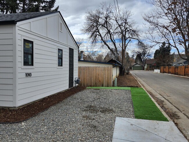 Foto del edificio - 1090 Highland Dr