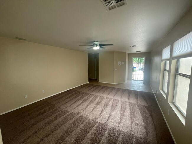 Foto del edificio - 5641 E Flower Ave