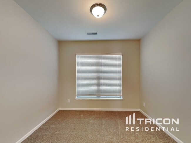 Building Photo - 1760 Long Acre Dr
