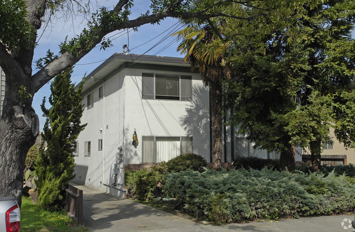 Primary Photo - 1045 Regent St