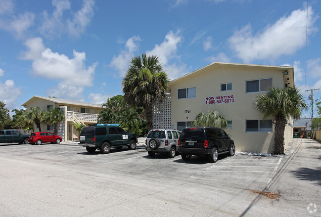 Building Photo - Breezy Palms Apartments