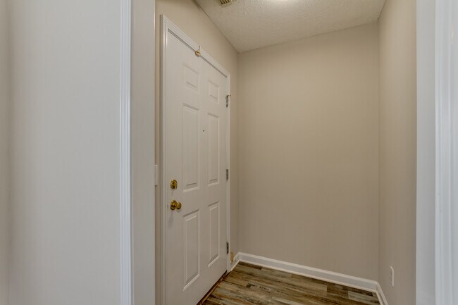 Building Photo - 1424 Southern Gardens Dr