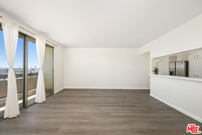 Building Photo - 321 S San Vicente Blvd