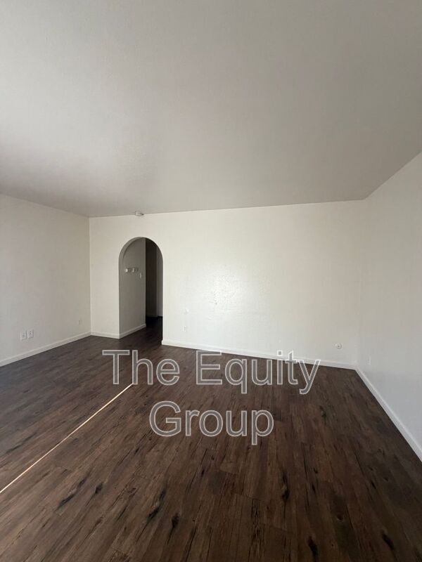Foto del edificio - 530 E Myrtle Ave