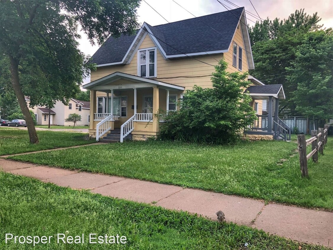 5 br, 2 bath House 1205 Graham Avenue House for Rent in Eau Claire